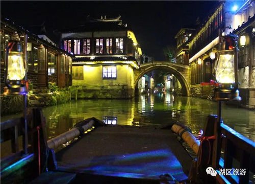 Taste charm of Zhouzhuang at night