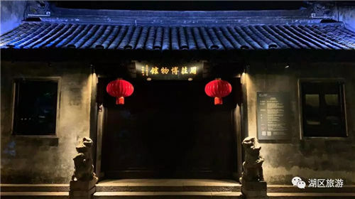 Taste charm of Zhouzhuang at night