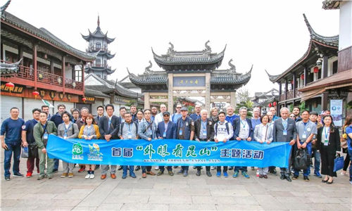 Expats sample the charm of Zhouzhuang