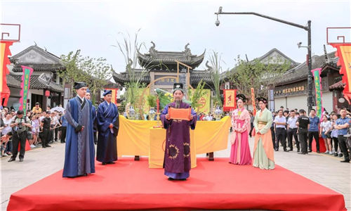 Zhouzhuang receives 80,000 visitors during Duanwu festival