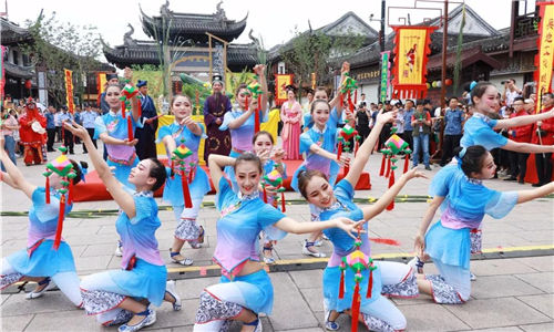 Zhouzhuang receives 80,000 visitors during Duanwu festival