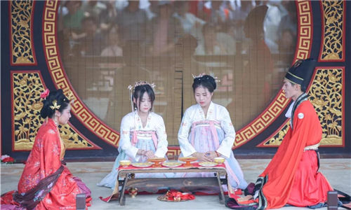 Zhouzhuang receives 80,000 visitors during Duanwu festival