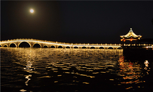 A night tour of Zhouzhuang