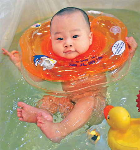 Beijing babies soak up specialist pools