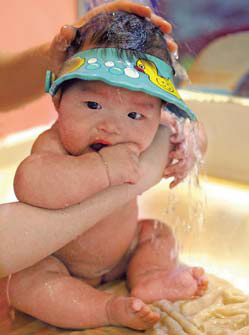 Beijing babies soak up specialist pools