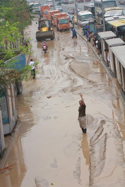 Burst pipe leaves 1,000 without water in Beijing