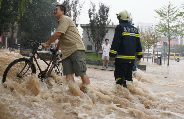 Burst pipe leaves 1,000 without water in Beijing