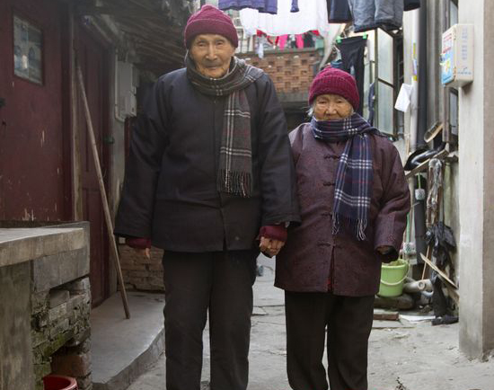 Old couple's outfits run hot<BR>百岁夫妻秀'情侣装'(图)