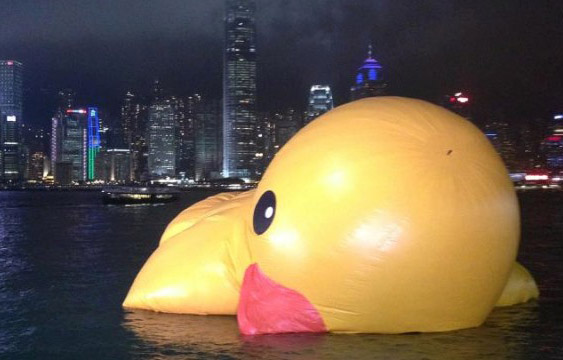 Giant rubber duck drowns<BR>小黄鸭在香港'溺水'(图)