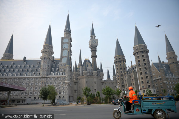 China's very own Hogwarts<BR>河北现山寨魔法学院(图)