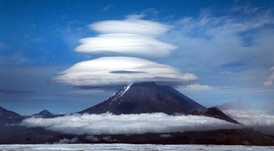 Beautiful lenticular clouds<BR>奇异云朵如飞碟降临(图)