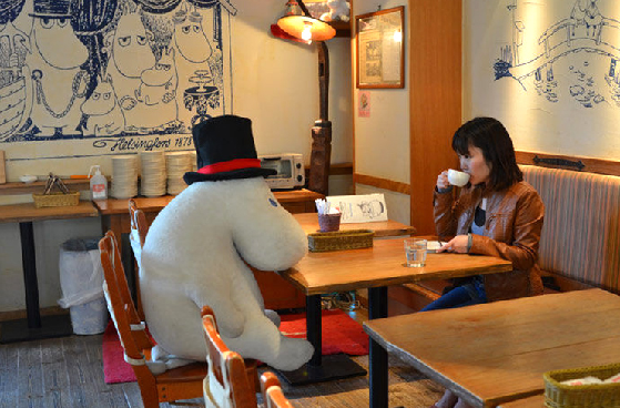 Toys cheer up lonely diners<BR>日餐厅推'陪吃公仔'(图)