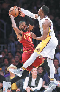 Irving ignites late comeback by Cavs