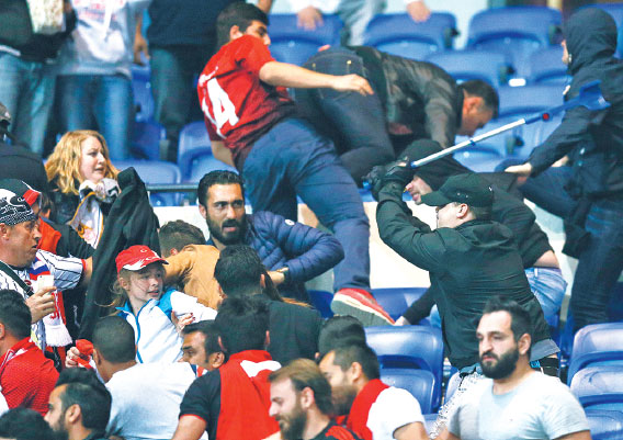 Violence, pitch invasion wreaks havoc at Lyon-Besiktas match