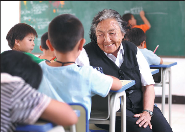 Homework tutor in Xinjiang beloved at age 74