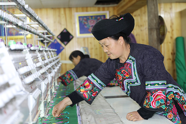 Traditional attire helps Miao women earn a living