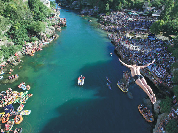 Brave divers jump to it in Bosnia's traditional Old Bridge competition