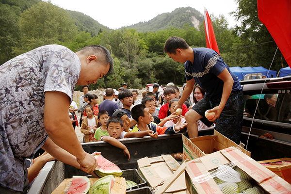 Searchers combing area for earthquake victims