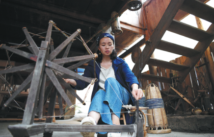 Young entrepreneurs revive traditional Dong textile-making skills