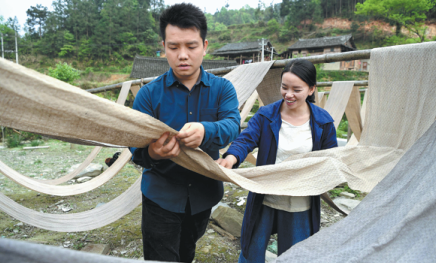 Young entrepreneurs revive traditional Dong textile-making skills