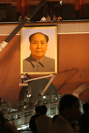 Changing portraits at the Tian'anmen square