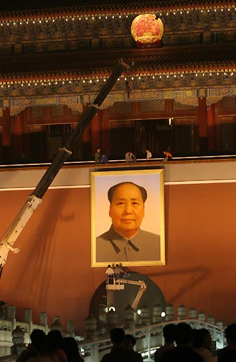 Changing portraits at the Tian'anmen square