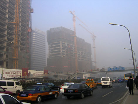 The Third-Ring Road in fog on November 20, 2006. [Newsphoto] 