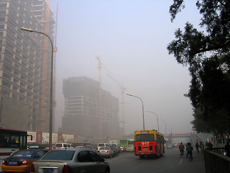 The Third-Ring Road in fog on November 20, 2006. [Newsphoto] 