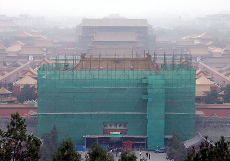 The Imperial Palace under facelift on November 16, 2006. [newsphoto]