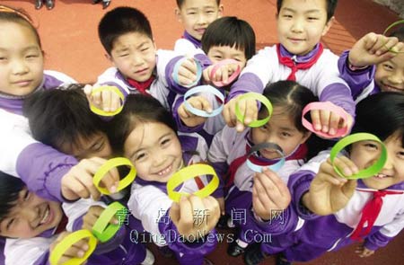 Paper 'smile wristlets' to encourage Qingdao students (photo attached)