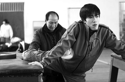 Coach Sun Haiping helps Olympic champion hurdler Liu Xiang in a training session in Xinzhuang, Shanghai, on February 1, 2008. [China Daily]