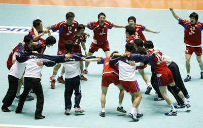 The South Korean men's handball team and officials celebrate after defeating Japan at the disputed men's Asian Olympic qualification handball tournament for the 2008 Beijing Olympic Games in Tokyo in this January 30, 2008 file photo. The Court of Arbitration for Sport (CAS) will have the final say on a row over who will represent Asia at this year's Olympic handball events. [Agencies]