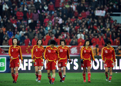 China's players leave the pitch after losing 0-3 to Japan at 2008 EAFF Women's Championship Feb. 24, 2008. [Xinhua]