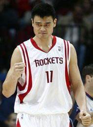 Chinese All-star center Yao Ming pumps his fist in celebration during a NBA basketball game in Houston in this December 15, 2007 file photo. Yao may become the mainland's first torchbearer, Xinhua revealed on its website Thursday. [Agencies]