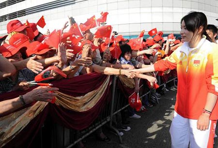Beijing Olympics gold medal diver Guo Jingjing (R) shakes hands with her fans in Hong Kong on Aug. 29, 2008.(Xinhua Photo)