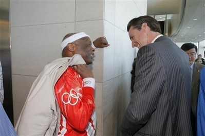 San Francisco Mayor Gavin Newsom (R) talks with former Mayor, and torch bearer, Willie Brown at the closing ceremonies for the Olympic torch relay at San Francisco International Airport on Wednesday, April 9, 2008. The route change for the Beijing Olympic flame torch relay was out of consideration for torchbearers, said Newsom at the farewell ceremony at the airport on Wednesday. [Agencies]