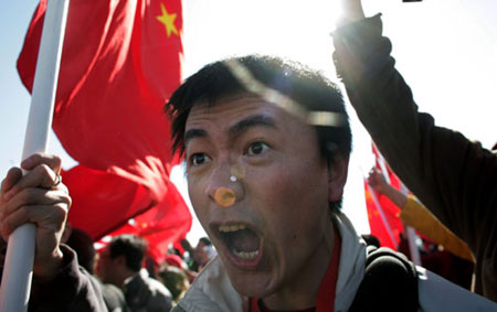 A man waving a Chinese flag shouts before the beginning of the Olympic Torch relay in San Francisco, California April 9, 2008. The International Olympic Committee has no plans to stop the Beijing Olympic torch relay despite recent disruptions by Tibetan separatists and their supporters, IOC president Jacques Rogge said in Beijing on Thursday. [sohu.com]