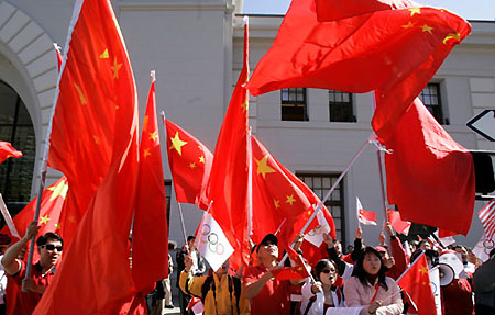 Pro-torch relay supporters wave Chinese flags and Olympic flags before the beginning of the Olympic Torch relay in San Francisco, California April 9, 2008. The International Olympic Committee has no plans to stop the Beijing Olympic torch relay despite recent disruptions by Tibetan separatists and their supporters, IOC president Jacques Rogge said in Beijing on Thursday. [sohu.com]