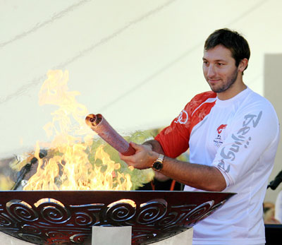 Final torchbearer Ian Thorpe, five-time Olympic gold medalist, lights the cauldron at 11:30 local time at the Stage 88 in the Commonwealth Park in the downtown of Canberra, Australia. [Xinhua]