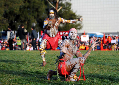 Participants perform a local dance during the opening ceremony for the Beijing Olympic torch relay in Canberra, Australia, April 24, 2008. The 15th leg of the global Olympic flame journey concluded at 11:30 local time Thursday as scheduled without major disruptions. [Xinhua]