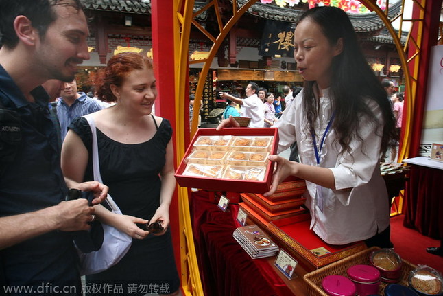 Can foreigners enjoy mooncakes?