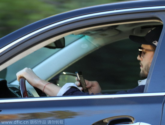 Should drivers be banned from using cell phones?