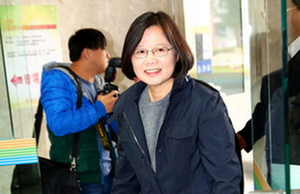 Tsai must clarify cross-Straits position