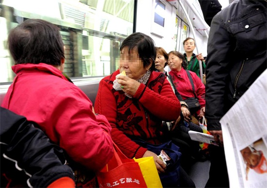 Is it rude to eat on mass transit?