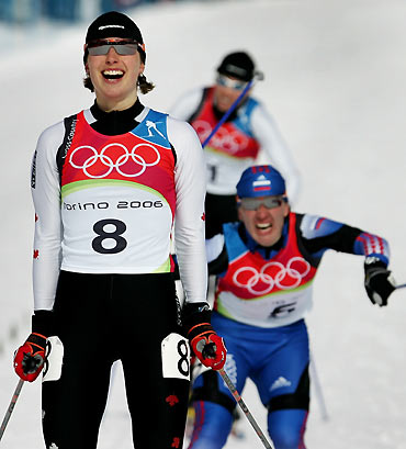 Canada's Chandra Crawford (L) celebrates after winning the wo men's sprint cross-country skiing race at the Torino 2006 Winter Olympic Games in Pragelato, Italy, February 22, 2006. [Reuters]