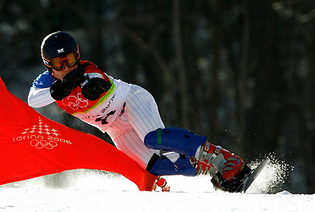 Tyler Jewell of the U.S. competes during qualification in the men's snowboard parallel giant slalom at the Torino 2006 Winter Olympic Games in Bardonecchia, Italy, February 22, 2006. [Reuters]