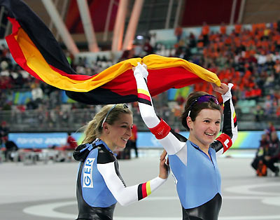 Germany's Daniela Anschuetz Thoms (R) and Anni Friesinger celebrate with the national flag their victory in the women's speed skating Team Pursuit final race at the Torino 2006 Winter Olympic Games at Oval Lingotto in Turin, Italy, February 16, 2006. [Reuters]