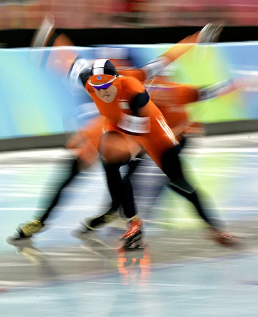 Team Netherlands competes in the preliminaries of the women's speed skating team pursuit at the Torino 2006 Winter Olympic Games in Oval Lingotto in Turin, Italy February 15, 2006. [Reuters]