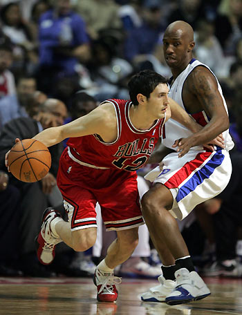 Chicago Bulls guard Kirk Hinrich (L) drives against Detroit Pistons guard Chauncey Billups during the second half of their NBA game in Auburn Hills, Michigan March 8, 2006. [Reuters]