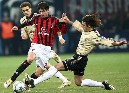 AC Milan's Kaka (C) challenges Martin Demichelis of Bayer Munich during their Champions League first knockout round second leg soccer match in Milan March 8, 2006. AC Milan won the match 4-1. [Reuters]